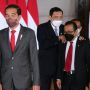 Langka, Momen Luhut Tertangkap Kamera Pijit Punggung Menteri Pratikno Sebelum Keberangkatan Jokowi