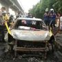 Tetiba Mobil Baleno Plat Putih Terbakar, Bikin Jalan Kol H Barlian Palembang Macet Panjang