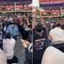 So Sweet, Viral Aksi Pria Lamar Kekasih saat Ramai Orang di Tengah Konser, Sukses Bikin Iri Para Jomblo!