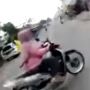 Detik-Detik Pemotor Diduga Sengaja Tabrak Emak-Emak yang Menyeberang Ngawur di Jalan, Publik Kecam Aksinya