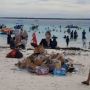 Miris, Pantai Ramai Pengunjung Malah Dipenuhi Tumpukan Sampah Menggunung!