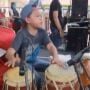 Aksi Bocah Ini Jadi Pemain Gendang sambil Disuapi Curi Perhatian Warganet