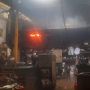 Diduga Korsleting Listrik, Sebuah Ruangan Pabrik Furnitur di Wirosaban Terbakar