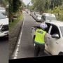 Mobil Berplat BM Tak Sabar Serobot Antrean Malah Bikin Macet, Warganet Geram
