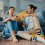 Gunakan 40 Pertanyaan Deep Talk Ini untuk Lebih Mengenal Pasangan