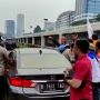 Teriak 'Bikin Macet aja', Pengendara Mobil Mewah Hampir Diamuk Massa Buruh di Depan Gedung DPR