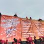 Bentangkan Spanduk Raksasa di Pintu Gerbang Gedung DPR, Ini 17 Tuntutan Buruh