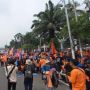 Massa Buruh Geruduk Gedung DPR di Hari Libur