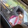 Viral! Ekspresi Bocah Cilik Ini Saat Mengaca Di Kaca Mobil Bikin Ngakak Warganet