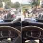Masuk Jalur Lawan Arah Sampai Bikin Macet Parah, Pemotor Cewek Ini Malah Senyum Pamer Jempol, Publik: Sok Asik!