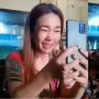 Usai 28 Tahun Tak Bertemu, Wanita Ini Menangis Bisa Video Call dengan Ibunya