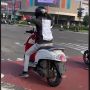 Usai Nonton Film KKN di Desa Penari, Aksi Pemotor Honda Scoopy di Atas Motor Jadi Sorotan
