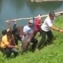 Netizen Langsung Panjatkan Doa Ini Usai Lihat Video Warga Tangkap Ikan Raksasa di Danau Lido