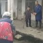 Sama-sama Pakai Tongkat, Anak Berusia 80 Tahun Bertemu Ibu Berumur 102 Tahun
