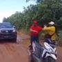 Diprotes Juminggu, Kini Jalan Sukadana - Teluk Batang Mulai Diperbaiki, Netizen: Berkat Bapak Baju Kuning