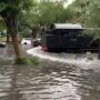 Potret Kereta Lokomotif Terjang Banjir di Solo, Publik Sebut Mirip Film One Piece Water Seven