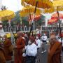 Umat Buddha Arak-arakan dari Candi Mendut ke Candi Borobudur Antar Api Dharma dan Air Berkah Tri Suci Waisak 2566
