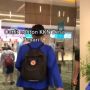 Menjiwai! Pria Ini Kenakan Jas Almamater Saat Nonton Film KKN di Desa Penari di Bioskop
