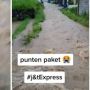 Antar Paket Penuh Perjuangan, Kurir Ini Harus Lewati Banjir Deras