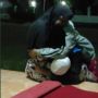 Dua Lebaran Tak Dikunjungi, 2 Santri Ini Tak Mau Lepas Pelukan saat Ibu Malam-malam Datang ke Pondok, Videonya Haru