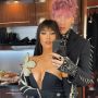 Machine Gun Kelly Pamer Gunakan Anting Jarum Suntik Isi Darah Pacarnya