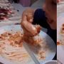Video Bocah Makan Sotong Viral, Warganet Salfok dengan Jari-jarinya