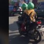Posisi Duduk Emak-emak Ini saat Diantar Driver Ojol Menuai Sorotan, Publik: Ketika Si Posesif Berkendara