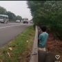 Bikin Haru, Anak Ini Tunggu Ayahnya di Jalan Demi Berjumpa Walau Sebentar