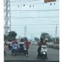 Lebih Sayang Waktu, Warga Nekat Terobos Palang Kereta Api Sampai Jatuh