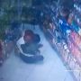 Dua Remaja Tertangkap Kamera CCTV Mesra di Mini Market, Netizen: Cinta Memang Indah Dek, Tapi Lihat Tempat Dong
