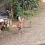 Bocah Lelaki Ini Iseng Putar Tali Ayunan Sebelum Naik, Ending Bikin Bengek