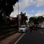 Mobil Parkir di Sepanjang Trotoar Ubud Jadi Sorotan Warganet, Hak Pejalan Kaki Dipertanyakan