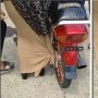 Gagal Tampil Elegan di Kondangan, Wanita Ini Kena Apes Gegara Rok Nyangkut di Gir, duh!