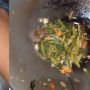 Buka Tutup Wajan untuk Ambil Sayur, Warganet Kaget Ada Makhluk Ini di Dalamnya