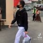 Ikut Tren No Backpack Day, Siswa Ini Ganti Tas Sekolah Pakai Galon, Netizen: Cara Ngeluarin Bukunya Gimana?