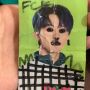 Pedih! Photocard Idola Malah Dicoret Teman Sekelas Tanpa Ampun, Warganet: Enggak Sopan