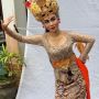 9 Potret Mayang Pakai Busana Bali, Kelihatan Beda Cantik Banget!
