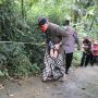 Nyeker! Ganjar ke Desa Terpencil di Magelang, Berikan Langsung Bantuan Bedah Rumah untuk Dua Lansia Ini