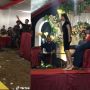 Lagi Asik Duet Bareng Biduan Cantik, Pria Ini Justru Nyaris Dilempar Kursi