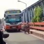 Rela Perlambat Laju, Aksi Sopir Bus Saat Melintas di Jembatan Tuai Pujian Warganet, Kok Bisa?
