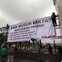 Demo Mahasiswa Bentangkan Spanduk Raksasa "Hancurkan Oligarki" di Depan Gedung DPR