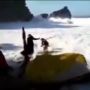 Viral! Gegara Sibuk Berfoto, Wisatawan Nyaris Terseret Ombak di Pantai Jungwok