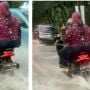 Viral Pemotor Ngebut di Tengah Banjir, Ditegur Malah Acungkan Jari Tengah, Warganet: Dikira Naik Speedboat!