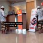 Pakai Sarung dan Peci, Bapak-bapak Bawa Tumpukan Uang sampai Teller Tak Terlihat, Warganet Berdebat
