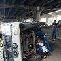 Truk Pengangkut Ikan Terguling di Jatinegara Akibat Hindari Sepeda Motor Masuk Jalur Cepat