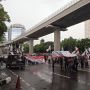 Diterjang Hujan Lebat Massa Simpatisan Ustaz Abdul Somad Tetap Gelar Aksi di Depan Kedubes Singapura