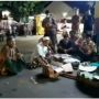 Tolak Peresmian Minimarket, Warga Lakukan Doa Bersama dan Tumpengan di Emperan Toko