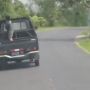Warganet Soroti Bocil Naik Mobil Pick Up Berplat Bali, Ternyata Celananya Sobek