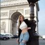 Viral! Influencer Pamer Payudara Berbalut Bra Merah di British Museum Tuai Kontroversi