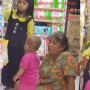 Temani Cucu Jajan ke Minimarket, Raut Nenek Ini Bikin Banyak Warganet Terharu